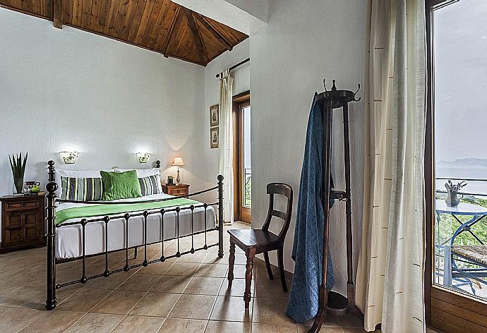 Double bedroom with A/C and balcony access . - Villa Raches . (Fotogalerie) }}