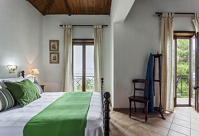 Double bedroom with A/C and balcony access . - Villa Raches . (Galerie de photos) }}
