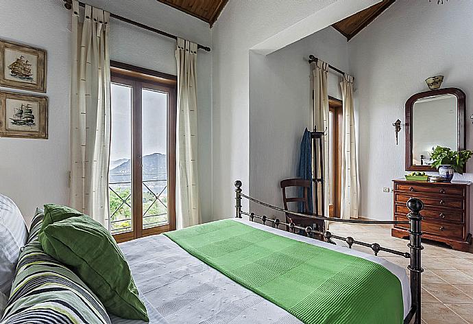 Double bedroom with A/C and balcony access . - Villa Raches . (Galería de imágenes) }}