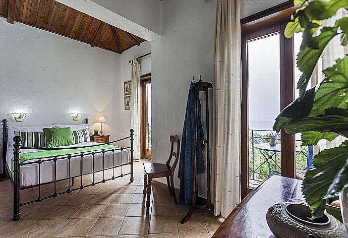 Double bedroom with A/C and balcony access . - Villa Raches . (Galerie de photos) }}
