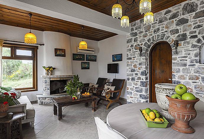 Open-plan living room with sofas, dining area, kitchen, ornamental fireplace, A/C, WiFi internet, satellite TV, and sea views . - Villa Raches . (Fotogalerie) }}