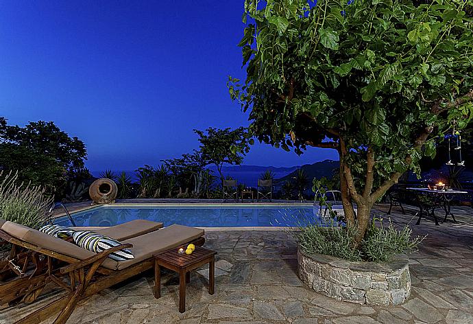 Private pool with terrace area . - Villa Raches . (Fotogalerie) }}