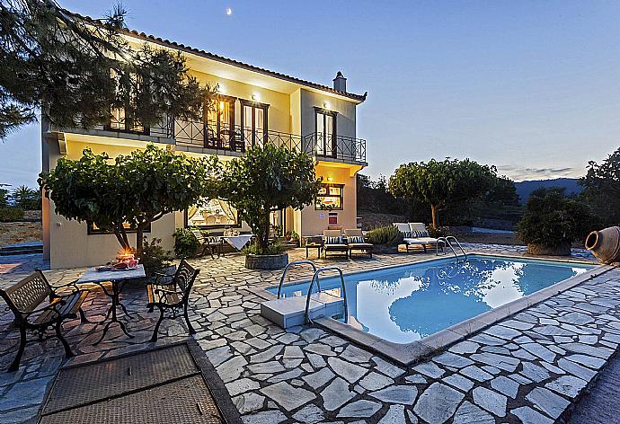 Private pool with terrace area . - Villa Raches . (Galería de imágenes) }}