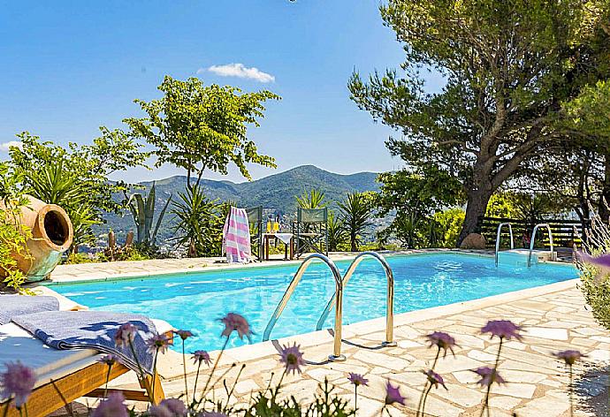 Private pool with terrace . - Villa Raches . (Galerie de photos) }}