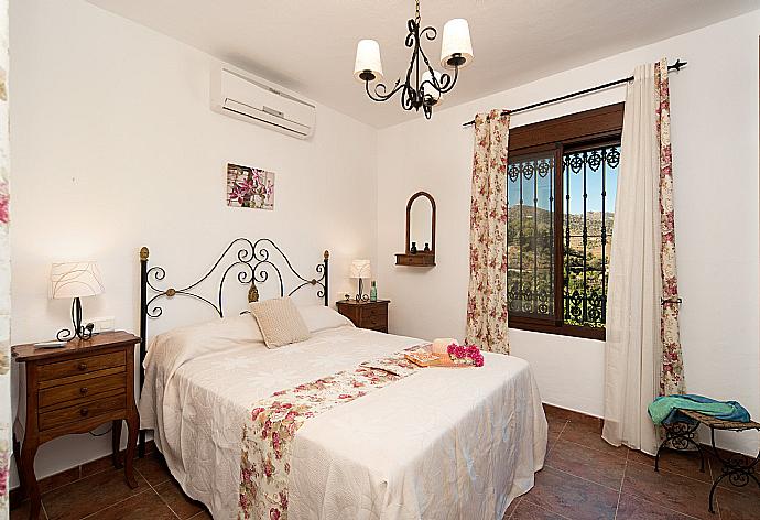 Double bedroom with A/C and en suite bathroom  . - Villa Maravillas . (Photo Gallery) }}