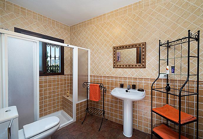 En suite bathroom with shower. W/C. . - Villa Maravillas . (Photo Gallery) }}