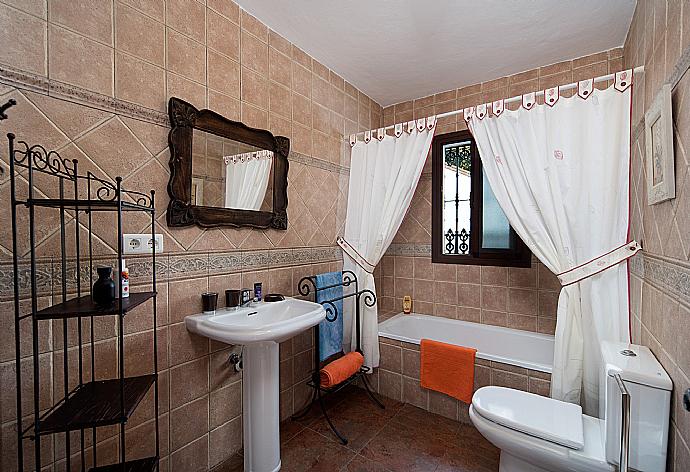 Family bathroom, bath with shower. W/C. . - Villa Maravillas . (Photo Gallery) }}