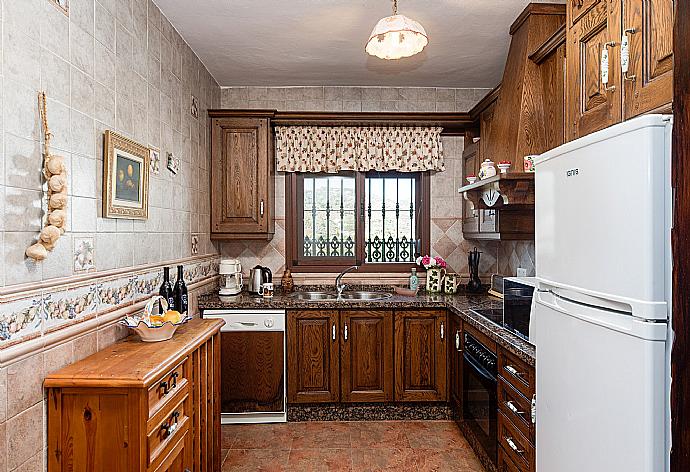 Equipped kitchen . - Villa Maravillas . (Photo Gallery) }}