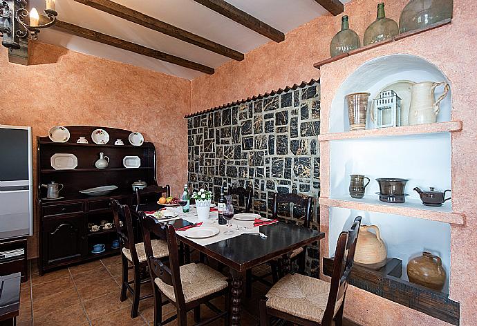 Dining area . - Villa Elvira . (Fotogalerie) }}