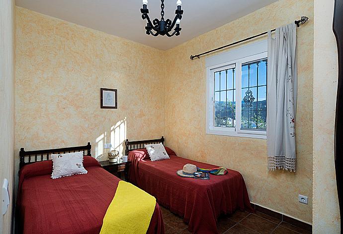 Twin Bedroom with A/C . - Villa Elvira . (Galería de imágenes) }}