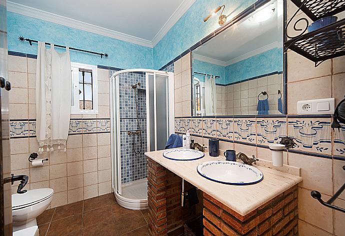 Bathroom with shower . - Villa Elvira . (Galerie de photos) }}