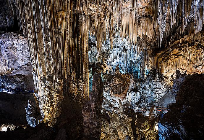 Soothe your sunburn in the magnificent Nerja Caves, only a short drive from Villa Elvira  . - Villa Elvira . (Galería de imágenes) }}