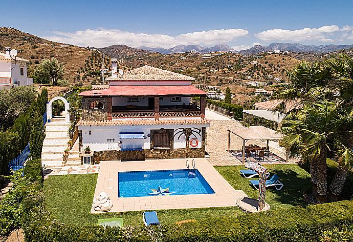 Aerial view of the  villa and pool  . - Villa Elvira . (Galerie de photos) }}
