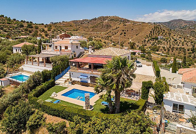 Aerial view of the  villa and pool  . - Villa Elvira . (Galerie de photos) }}