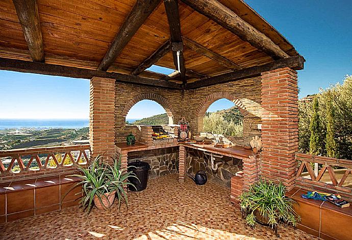 Terrace area with BBQ . - Villa Elvira . (Galerie de photos) }}