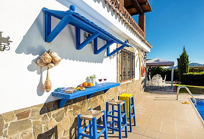 Private pool with terrace and garden . - Villa Elvira . (Fotogalerie) }}