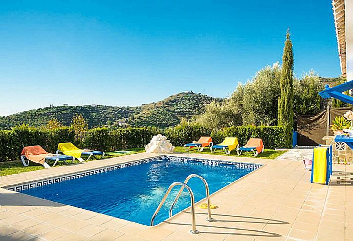 Private pool with terrace and garden . - Villa Elvira . (Fotogalerie) }}