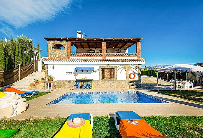 ,Private pool with terrace and garden . - Villa Elvira . (Galería de imágenes) }}