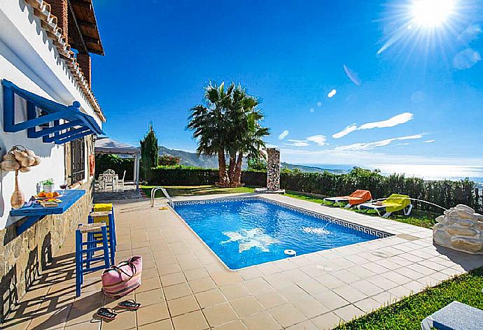 Private pool with terrace and garden . - Villa Elvira . (Fotogalerie) }}