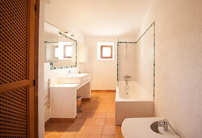 Bathroom with bath and overhead shower . - Villa Cal Papa . (Galería de imágenes) }}