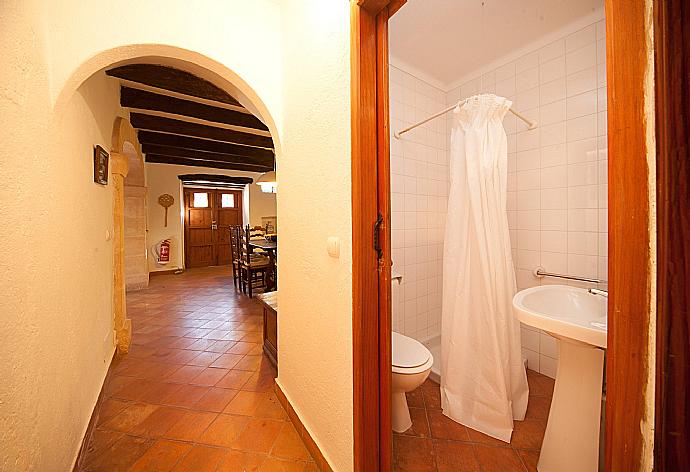 Bathroom with shower . - Villa Cal Papa . (Galería de imágenes) }}