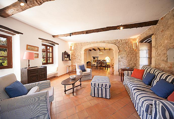Living area with WiFi, TV and DVD player . - Villa Cal Papa . (Galería de imágenes) }}