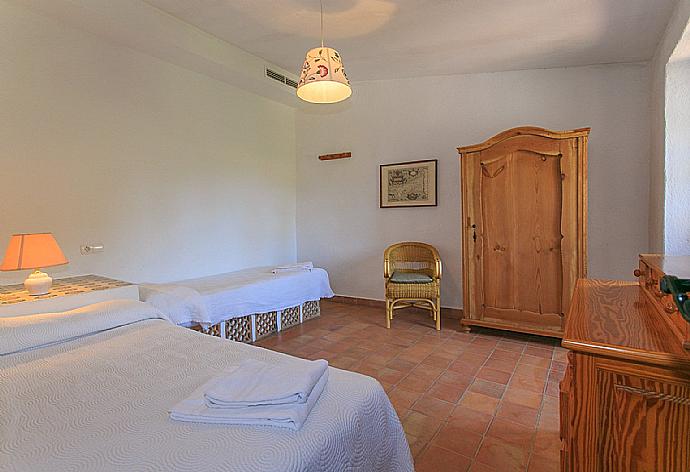 Double bedroom with A/C . - Villa Cal Papa . (Galería de imágenes) }}