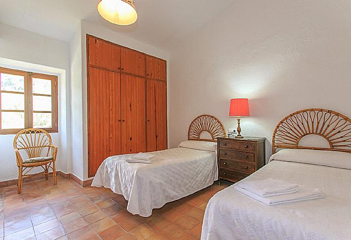 Twin bedroom with A/C and en suite bathroom . - Villa Cal Papa . (Galería de imágenes) }}
