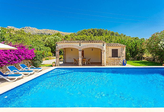 Private pool, terrace, and garden . - Villa Cal Papa . (Galería de imágenes) }}