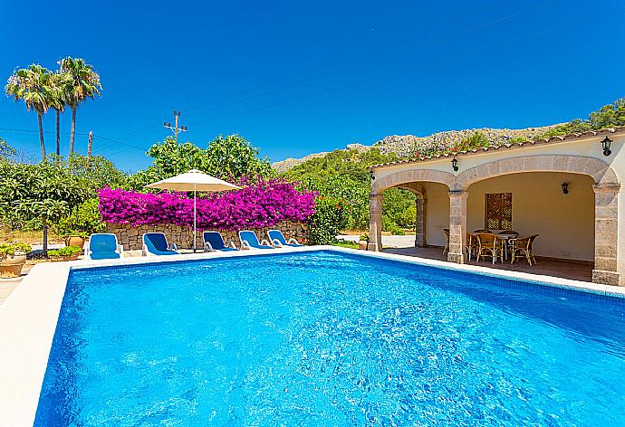 Private pool, terrace, and garden . - Villa Cal Papa . (Galería de imágenes) }}
