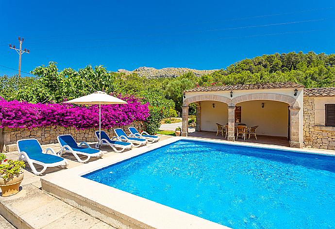 Private pool, terrace, and garden . - Villa Cal Papa . (Galería de imágenes) }}