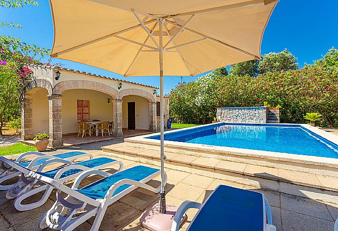 Private pool, terrace, and garden . - Villa Cal Papa . (Galería de imágenes) }}