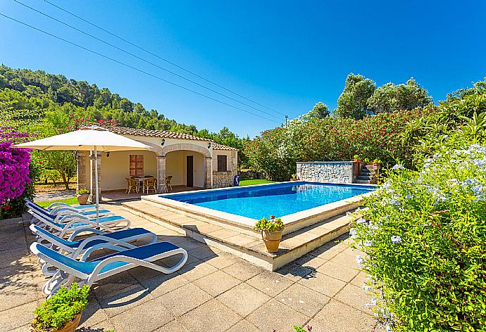 Private pool, terrace, and garden . - Villa Cal Papa . (Galería de imágenes) }}