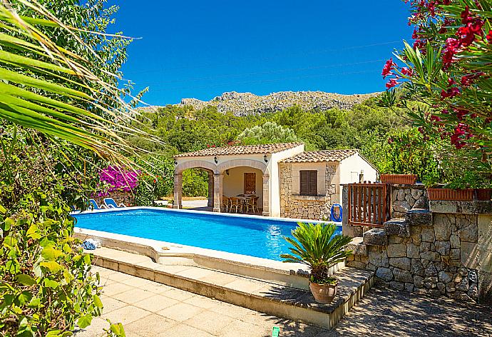 Private pool, terrace, and garden . - Villa Cal Papa . (Galería de imágenes) }}