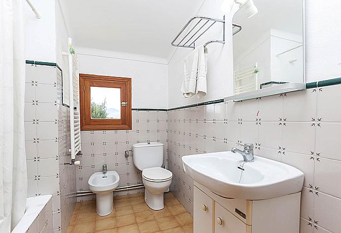 Bathroom with bath and shower . - Villa Seguinot . (Fotogalerie) }}