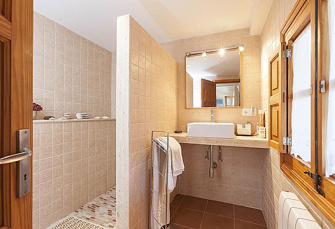 Bathroom with shower . - Villa Seguinot . (Photo Gallery) }}