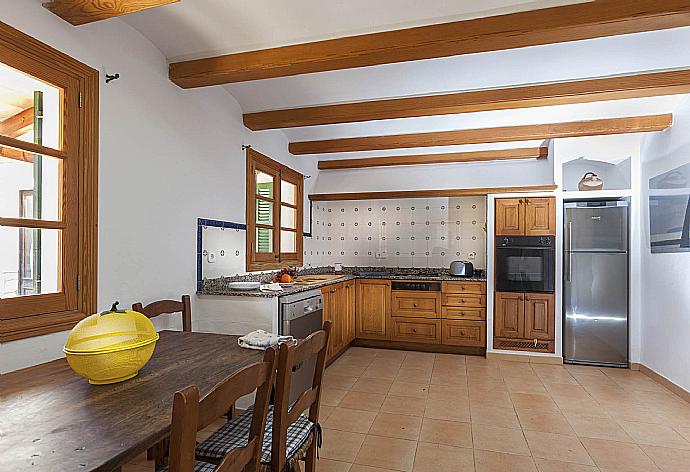 Equipped kitchen and dining area . - Villa Seguinot . (Fotogalerie) }}