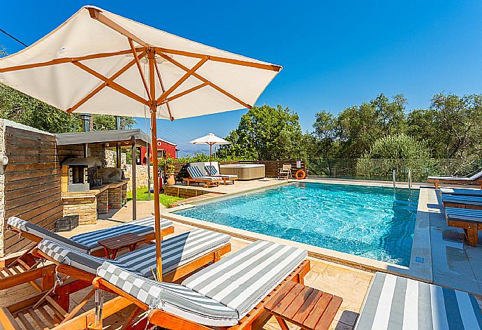 Private pool and terrace . - Villa Eleanna . (Fotogalerie) }}