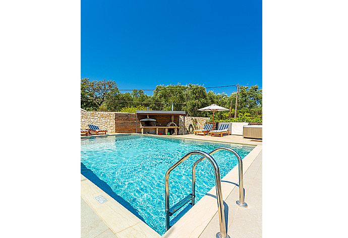 Private pool and terrace . - Villa Eleanna . (Galería de imágenes) }}