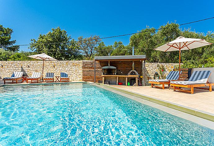 Private pool and terrace . - Villa Eleanna . (Galería de imágenes) }}