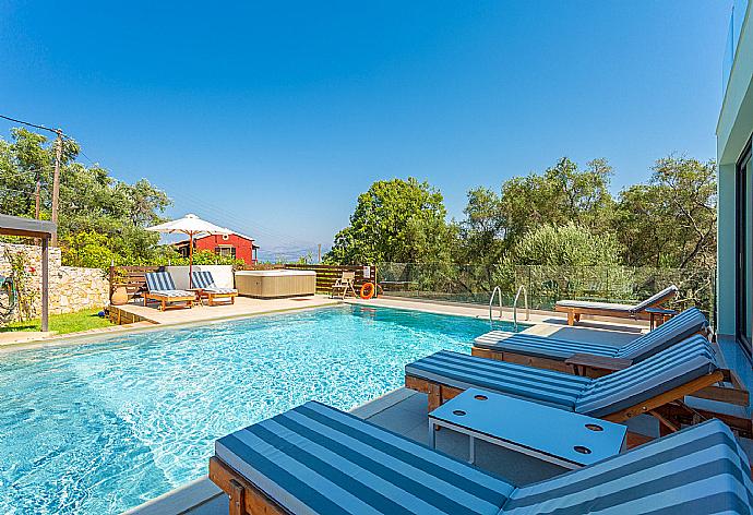 Private pool and terrace . - Villa Eleanna . (Fotogalerie) }}