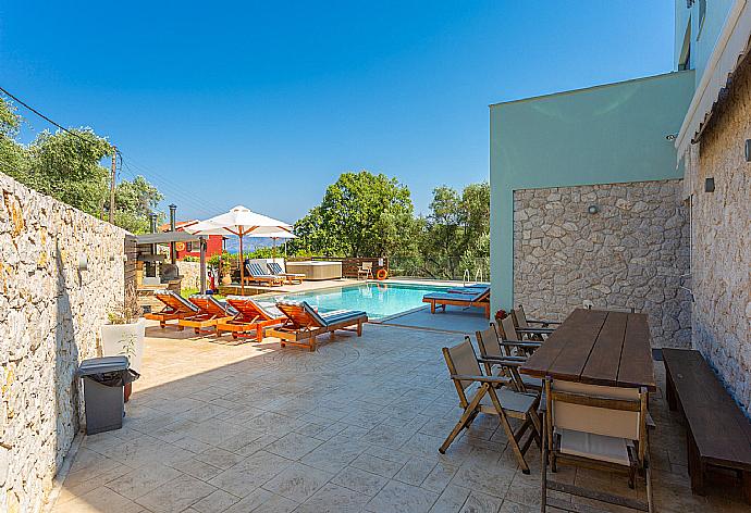 Private pool and terrace area . - Villa Eleanna . (Galerie de photos) }}