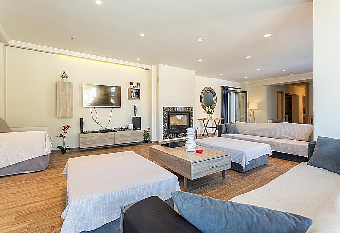 Living room with sofas, dining area, ornamental fireplace, WiFi internet, satellite TV, and terrace access . - Villa Eleanna . (Fotogalerie) }}