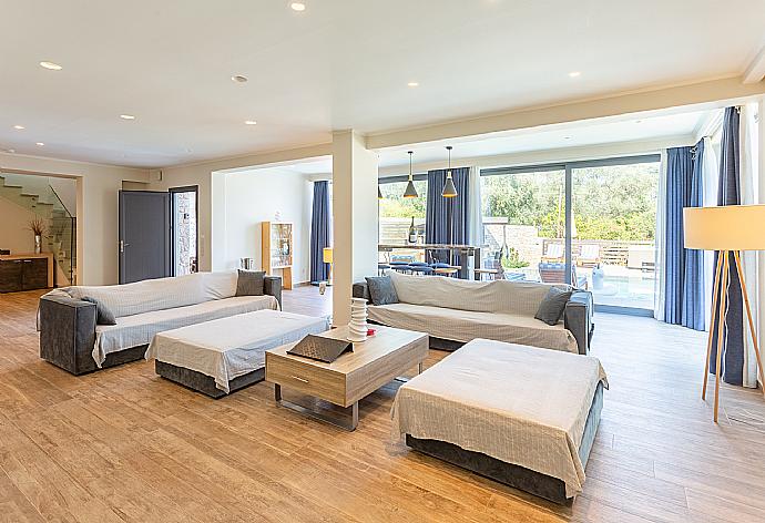 Living room with sofas, dining area, ornamental fireplace, WiFi internet, satellite TV, and terrace access . - Villa Eleanna . (Fotogalerie) }}