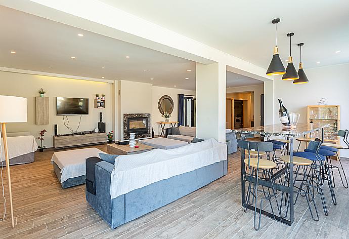 Living room with sofas, dining area, ornamental fireplace, WiFi internet, satellite TV, and terrace access . - Villa Eleanna . (Fotogalerie) }}