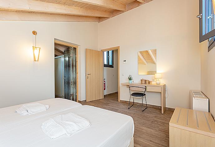 Twin bedroom with en suite bathroom, desk, and A/C . - Villa Eleanna . (Galerie de photos) }}