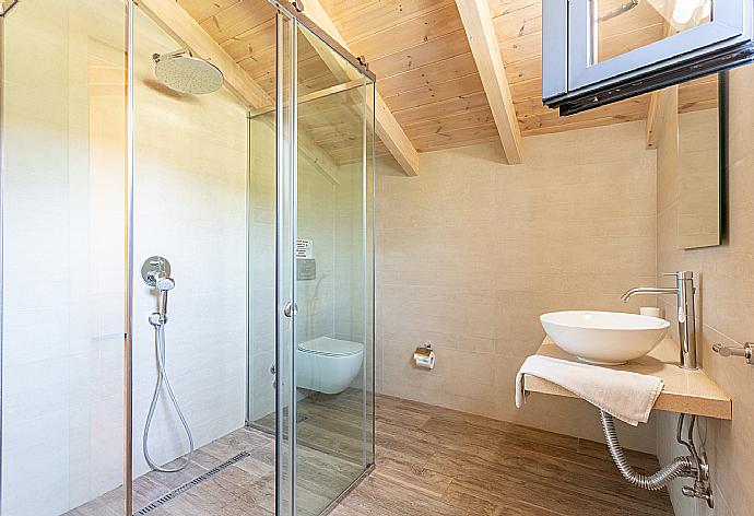 En suite bathroom with shower . - Villa Eleanna . (Galería de imágenes) }}