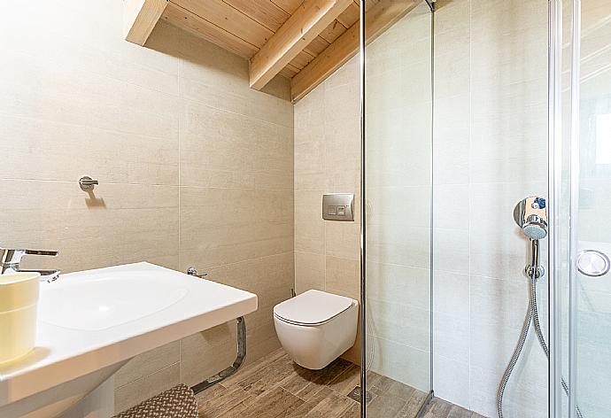 En suite bathroom with shower . - Villa Eleanna . (Galería de imágenes) }}