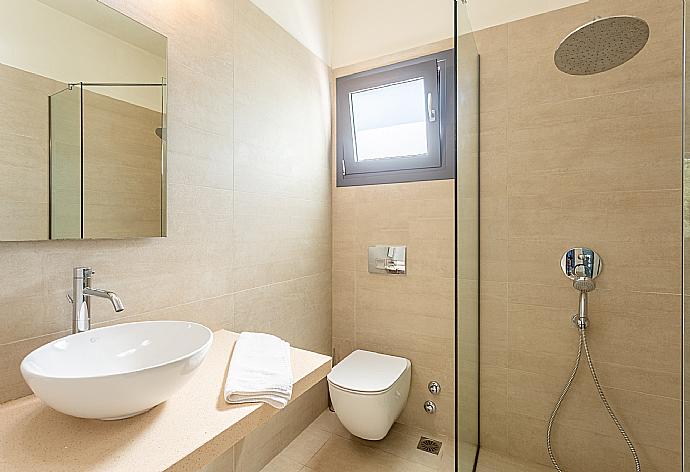 En suite bathroom with shower . - Villa Eleanna . (Galería de imágenes) }}