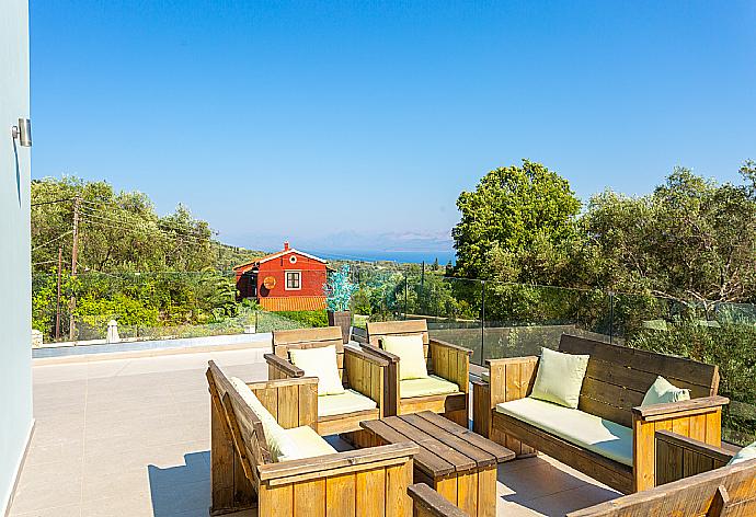 Upper terrace with outdoor seating and sea views . - Villa Eleanna . (Fotogalerie) }}